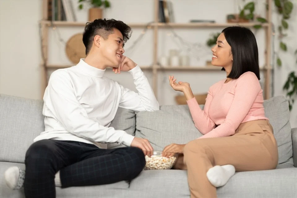 Cưới xong, chúng tôi có con ngay. Thấy chồng kiếm được tiền, lại muốn tôi ở nhà chăm con nên tôi nghỉ việc, toàn tâm vun vén gia đình